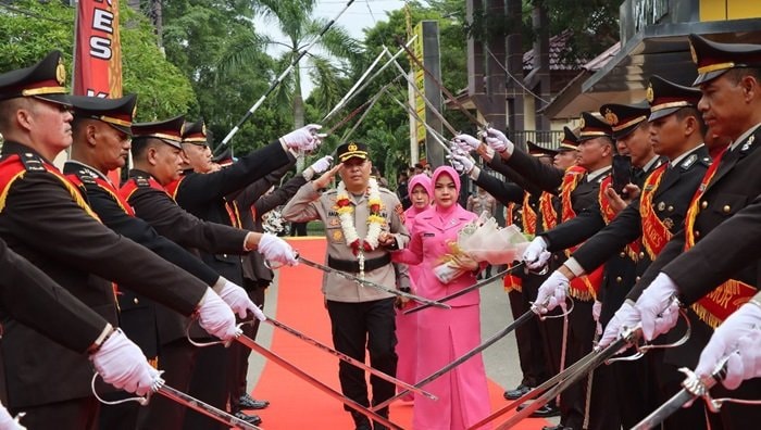Tongkat Komando Polres Kutim Resmi Berganti, AKBP Fauzan Arianto Disambut Pedang Pora