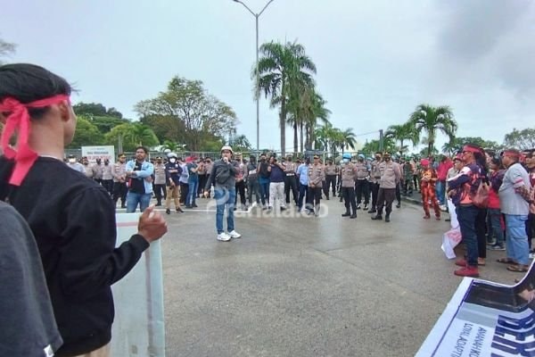Bawa 8 Tuntutan, Ratusan Massa Seruduk Pupuk Kaltim