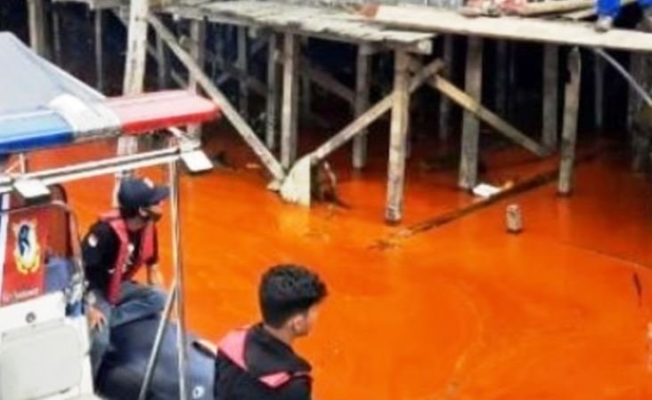 Kapal LCT Karam di Sungai Mahakam