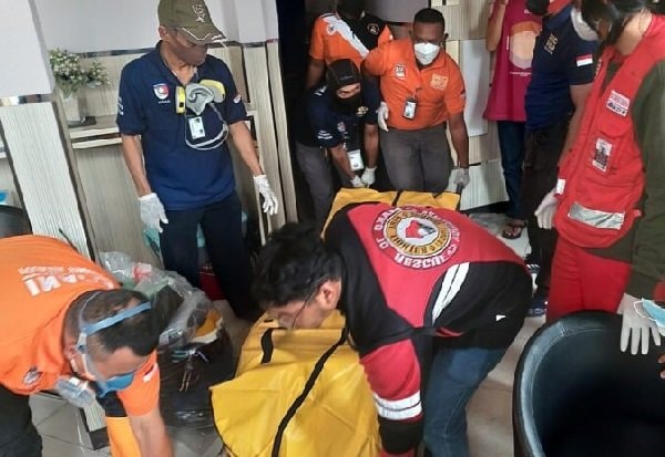 Tewas Tertelungkup di Kamar Hotel, Hanya Berkaos dan Celana Dalam