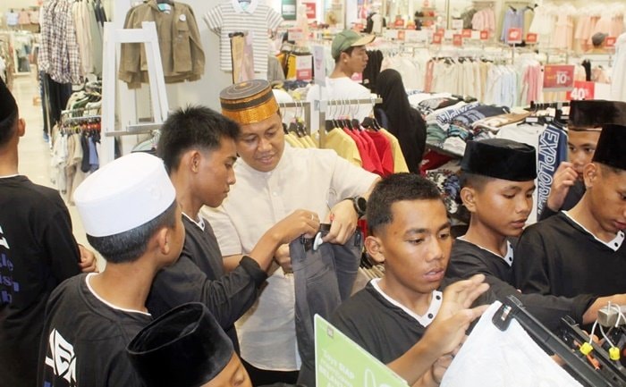 Dandim 0908/Bontang Ajak Anak Panti Berbelanja di Mal, Tebar Kebahagiaan di Ramadan