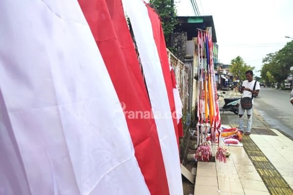 Cerita Jajang Penjual Bendera Musiman di Bontang, Stok Didatangkan dari Jawa Barat