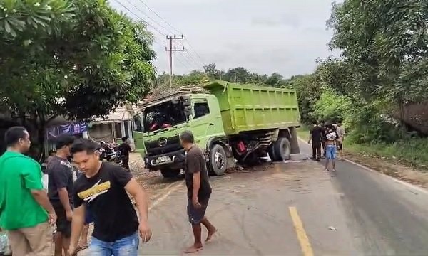 Gagal Nanjak, Truk Fuso Tabrak Hino di Tanjakan Poros Sangatta-Bontang