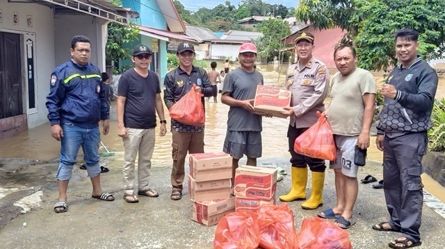Ratusan Nasi Bungkus dan Sembako Disalurkan untuk Korban Banjir di Gunung Telihan dan Kanaan Bontang