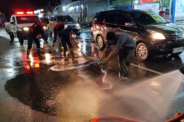 Jalan Licin di Bontang Akibat Tumpahan Solar, Damkar Sapu Bersih Ruas Ahmad Yani