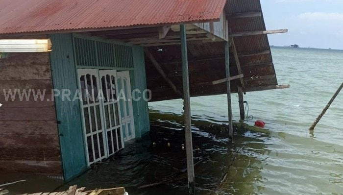Angin Kencang dan Ombak Robohkan Dua Rumah di Bontang Kuala