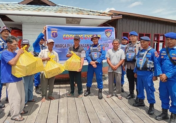 Bantu Warga Pulau, Polairud Polres Bontang Salurkan Sembako di Tihi-Tihi