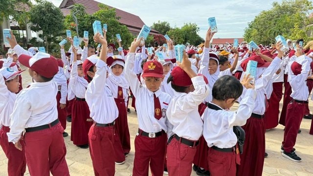 Awal Masuk Sekolah, Siswa SD di Kutim Dapat Susu Gratis