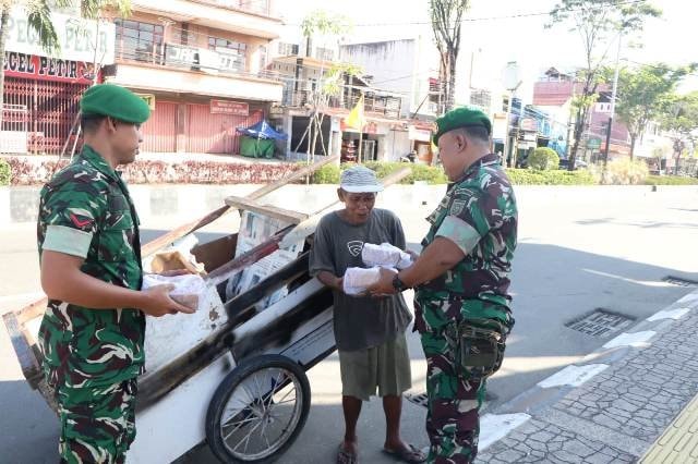 Jumat Berkah Kodim 0908/Bontang, Prajurit TNI Turun Langsung Bagikan Nasi untuk Warga