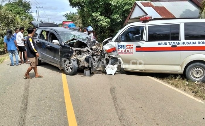 Hindari Lubang, Ambulans RSUD Bontang dan Avanza Tabrakan di Bengalon, Lima Orang Terluka