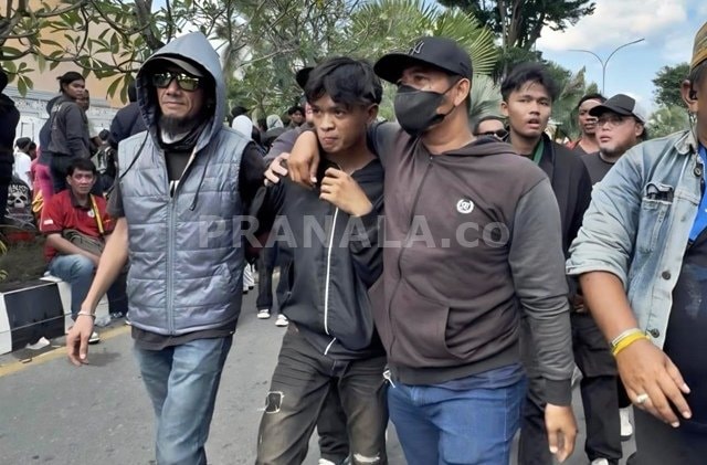 Polisi Amankan Penyulut Bom Asap saat Demo di Kantor Gubernur Kaltim