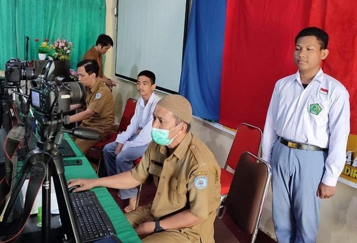Sambangi Sekolah, Disdukcapil Bontang Rekam KTP-el sekaligus Aktivasi IKD