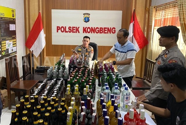 Ratusan Botol Miras Ilegal Disita di Kongbeng Kutim