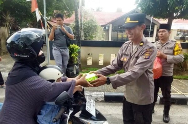 Berbagi Berkah Ramadan, Polsek Bontang Utara Bagikan Takjil untuk Warga