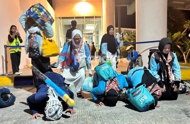 Cerita Haru Kedatangan Haji Samarinda: Peluk Erat Boneka Unta hingga Tangis Syukur di Apron