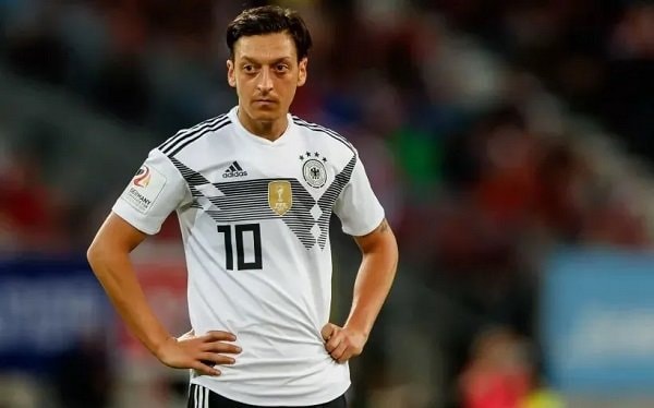 Mezut Ozil Umumkan Pensiun dari Sepak Bola