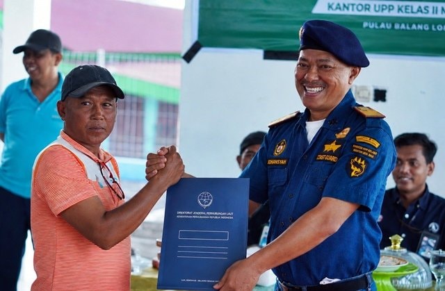 Nelayan Pangkep Tak Perlu ke Darat, Urus E-Pas Kecil Kini Gratis di Pulau Balang Lompo