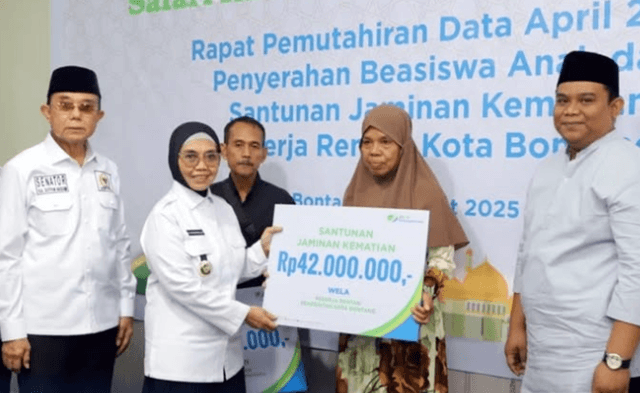 Lindungi Pekerja Rentan, Wali Kota Bontang Salurkan Santunan dan Beasiswa