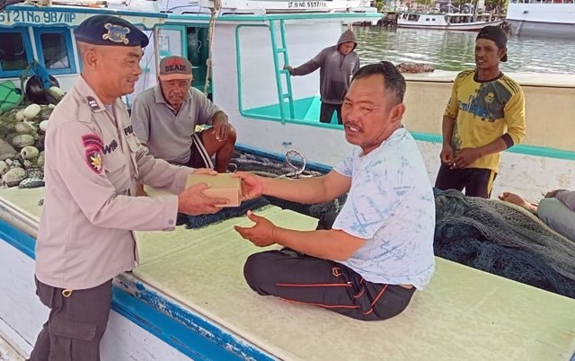 Polairud Bontang Gelar "Jumat Berkah" untuk Nelayan Pesisir Tanjung Laut