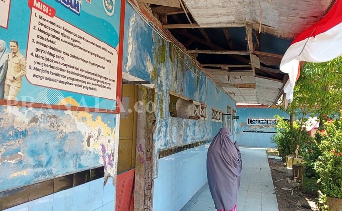 Tujuh Ruang Kelas SD Bujung Tangaya Rusak Parah, Siswa Pangkep Belajar di Bawah Plafon Jebol