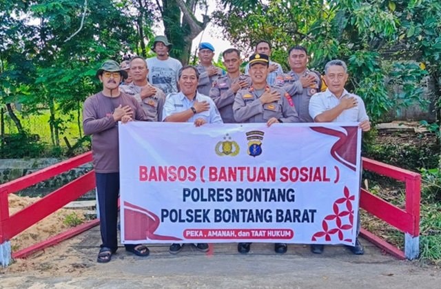 Renovasi Jembatan Rampung, Polsek Bontang Barat Salurkan Bansos ke Warga Kanaan
