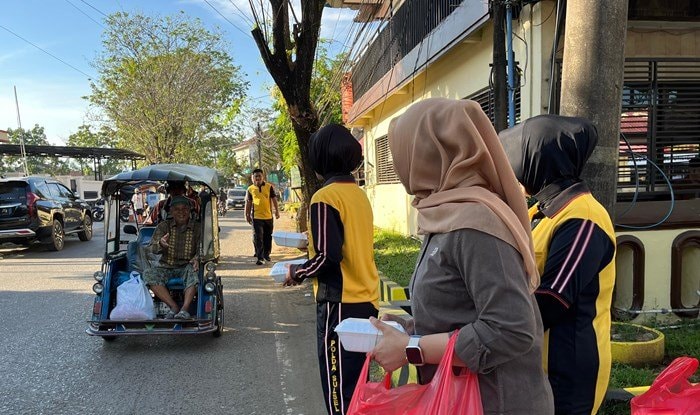 Polwan Polres Pangkep Tebar Kebaikan di Jalanan, 120 Nasi Kotak Dibagikan Gratis