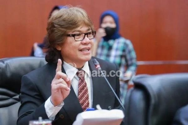 Aktivitas Pembuangan Sampah di Depan Hotel Grand Mutara Disorot