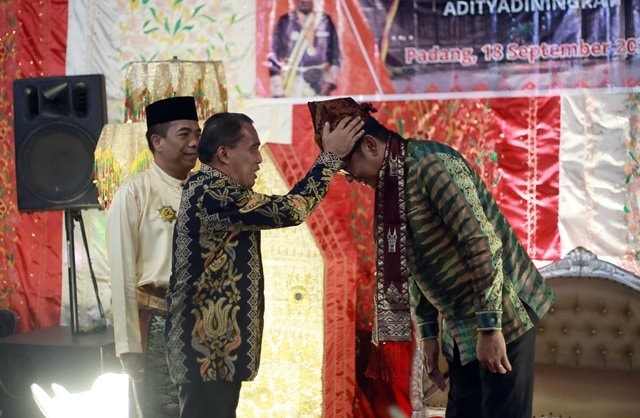 Wali Kota Bontang Basri Rase Terima Pin dan Topi Adat Minang, Dukung Misi Budaya di Sumatera Barat