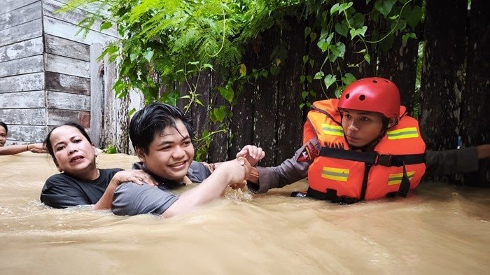 Sederet Aksi Satbrimob Polda Kaltim Evakusi Warga Balikpapan saat Diterjang Banjir
