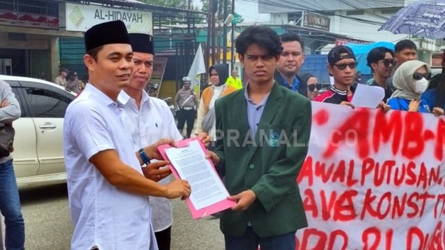 Anggota DPRD Bontang Turun Langsung Temui Massa Aksi Putusan MK