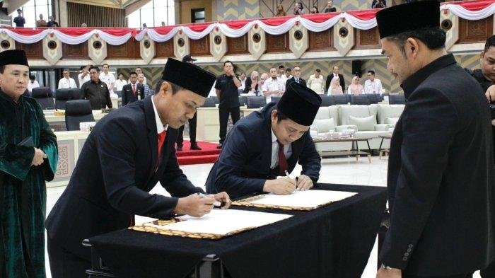 Encik Wardani dan Selamat Ari Wibowo Resmi Dilantik jadi Anggota DPRD Kaltim