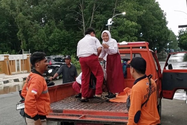 Banjir Rob Ganggu Aktivitas Warga Bontang Kuala, BPBD Siagakan Dua Mobil Antar Pelajar