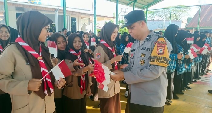 Polsek Pangkajene Pangkep Gelar Gerakan Merah Putih, Tanamkan Semangat Nasionalisme di Sekolah