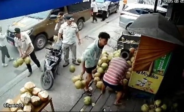 Satpol PP Samarinda Dituding Bawa Pulang Kelapa Muda saat Razia PKL, Ini Klarifikasinya