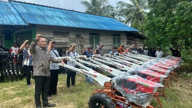 Seno Aji Serahkan 13 Unit Traktor ke Kelompok Tani di Kutai Kartanegara