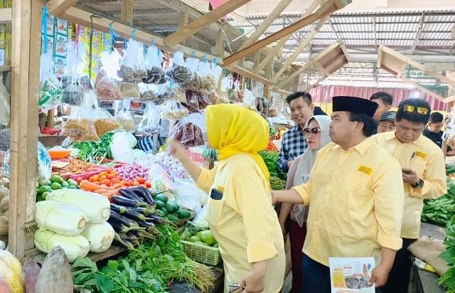 Pilkada Bontang; Neni Moerniaeni dan Agus Haris Blusukan ke Pasar Telihan, Komitmen Perbaikan Fasilitas