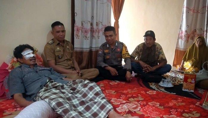 Wujud Empati, Polisi dan Kepala Desa di Pangkep Kunjungi Warga Sakit