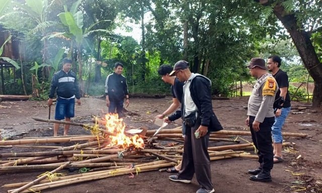 Arena Judi Sabun Ayam di Labakkang Pangkep Dibongkar dan Dibakar Polisi