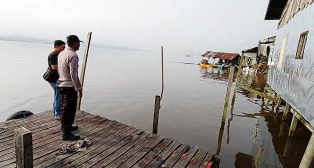 Tongkang Lepas Kendali, Dua Rumah di Tepian Mahakam Tenggarong Hancur Diseruduk