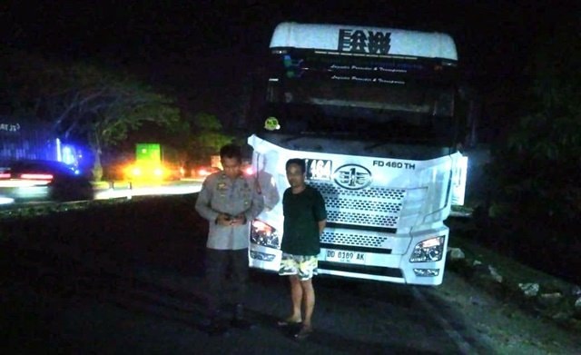 Truk Parkir di Jalan Picu Kecelakaan, Polisi di Pangkep Langsung Bertindak