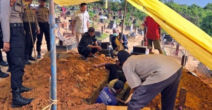 Polres Bontang Makamkan Pria Tak Dikenal yang Ditemukan Meninggal di Rumah Kosong