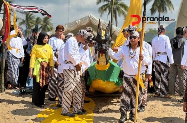 Festival Sekerat Nusantara V Ditutup Meriah, Ritual Mengulur Naga Tegaskan Identitas Budaya Kutim