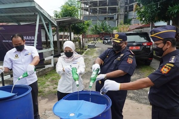 Bea Cukai Balikpapan Hancurkan Barang Kena Cukai Illegal dan Larangan, Potensi Rugi Negara Rp309 Juta