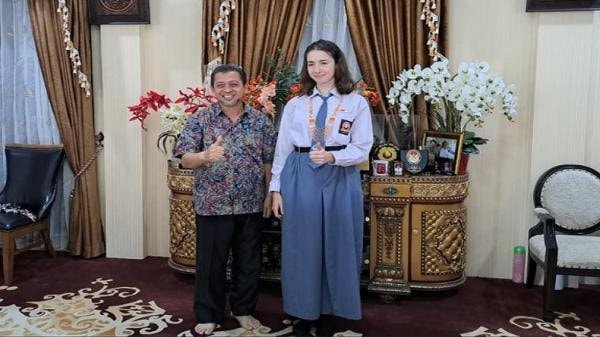 Pelajar Polandia Ini Kagum dengan Budaya Salim ke Orang Lebih Tua: Saya Akan Bawa Pulang!