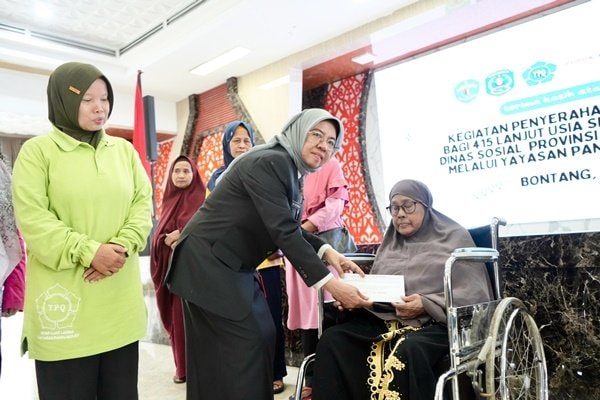 415 Lansia di Bontang Terima Bansos Tunai Rp 1 Juta