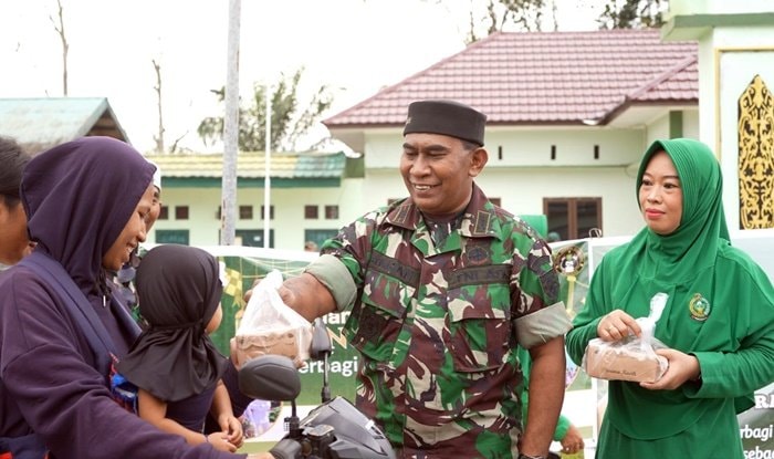 Koramil Anggana dan Persit Bagikan Ratusan Takjil untuk Warga