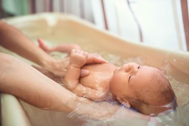 Begini Suhu Air yang Tepat untuk Memandikan Bayi