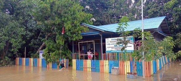 Banjir di Kutai Barat Kaltim Meluas, 5 Kecamatan Terendam hingga Dada Orang Dewasa