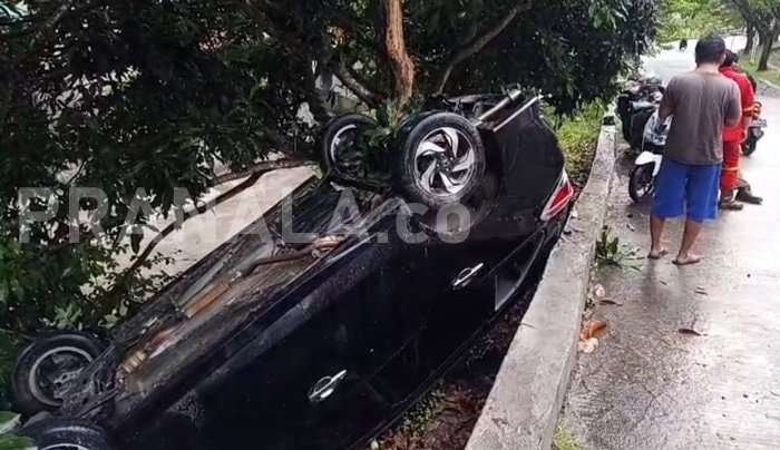 Mobil Terguling di Turunan Grand Vally Balikpapan, Pengemudi Selamat dari Rem Blong