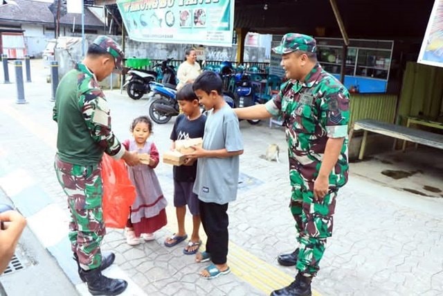 Kodim 0908/Bontang Bagikan Nasi Kotak dalam Program “Jumat Berkah”